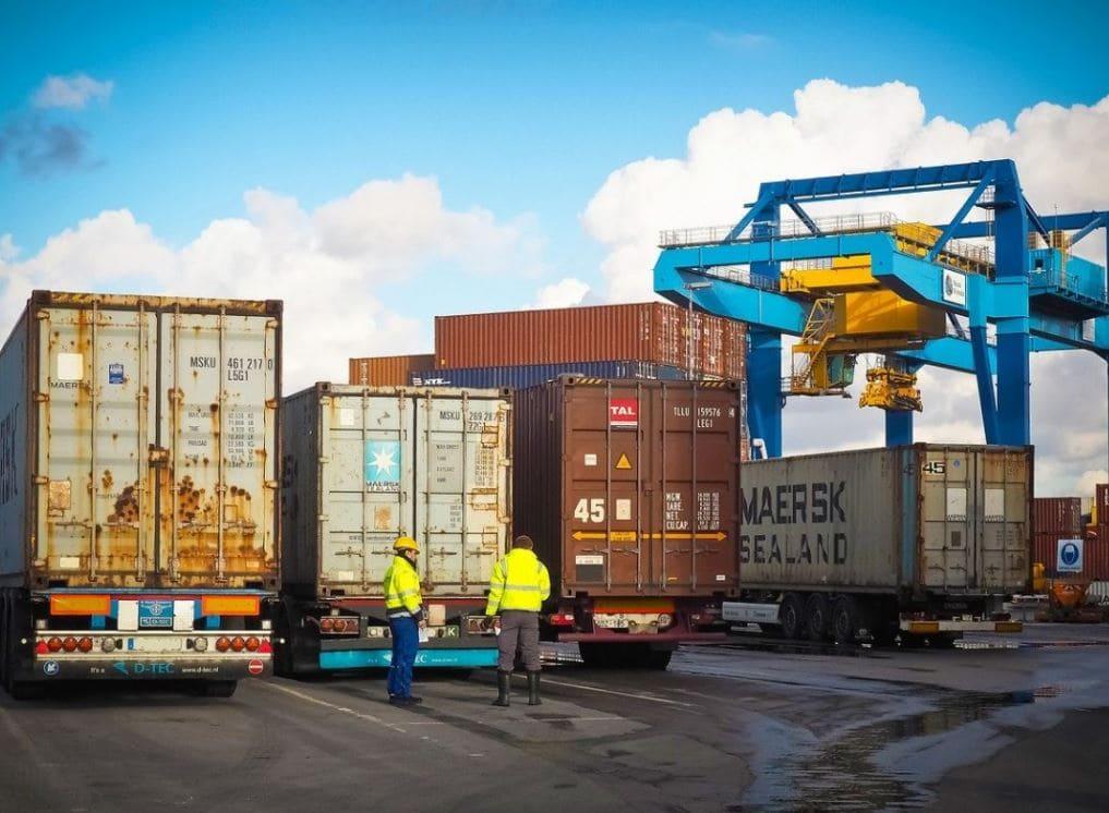 Container hàng hóa được vận chuyển bằng đường sắt